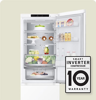Kjøleskap fylt med fersk mat, med åpen dør og 10-års garantimerke for smart inverterkompressor.