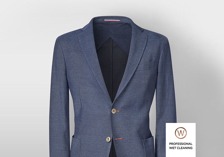 Jakken er plassert på venstre side av bildet, som er en hvit bakgrunn.