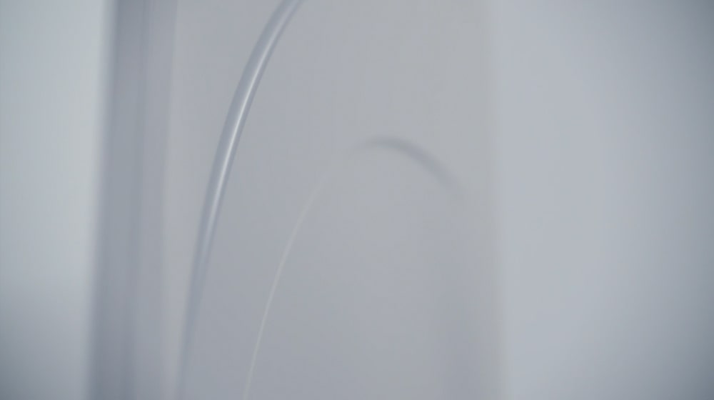 LG SIGNATURE vaskemaskin er plassert i midten av bildet med fokus på den hvite emaljenbelagte finishen.