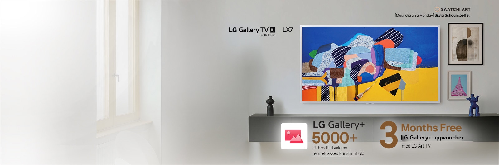 LG Gallery TV AI med ramme LX7 ART TV viser fargerike abstrakte kunstverk fra LG Gallery+ på skjermen i en galleristil-interiørsetting, og fremhever at en gratis 3-måneders LG Gallery+-voucher gir tilgang til over 5000 premiumkunstverk.