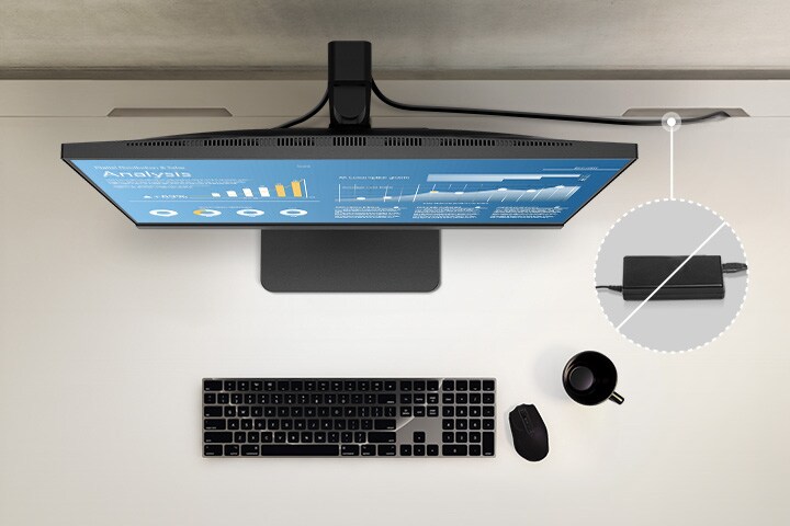 Oversiktsbilde ovenfra som viser den ryddige utformingen av arbeidsstasjonen med innebygd strømkilde.