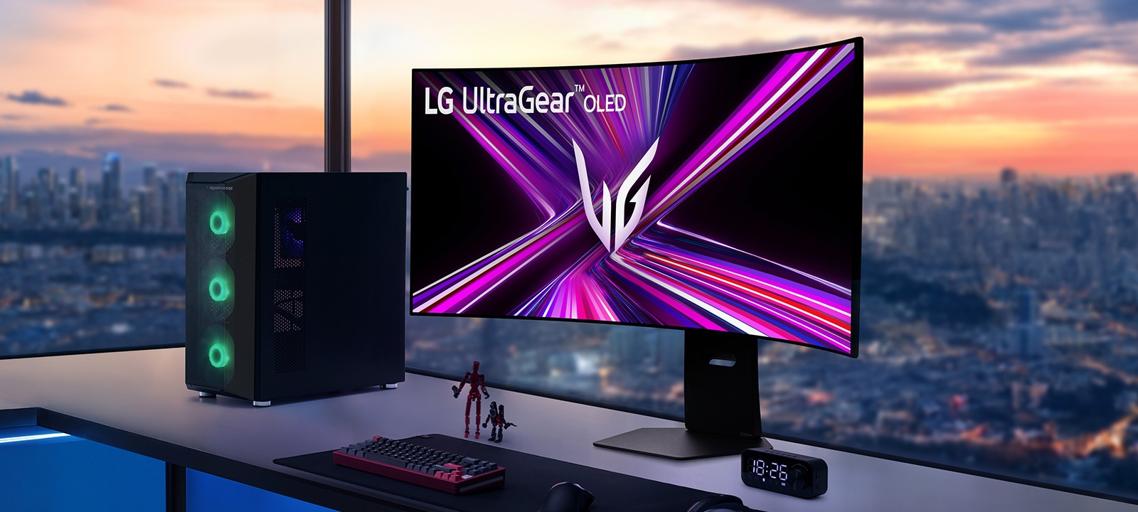 LG UltraGear OLED-skjerm på et spillbord med PC-oppsett, med utsikt over et bybilde ved solnedgang.