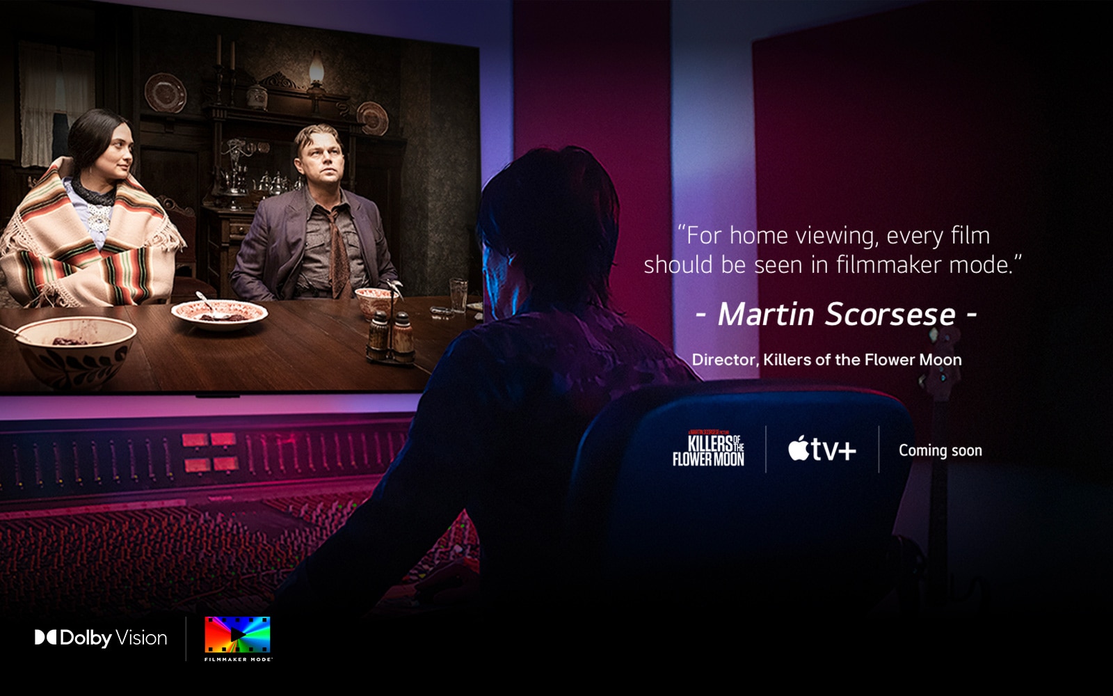 En mann i et mørkt redigeringsstudio som ser på en LG TV som viser filmen «Killers of the Flower Moon». Teksten i bildet lyder: «For hjemmevisning bør hver film sees i filmskapermodus.» etterfulgt av «Martin Scorsese, regissør, Killers of the Flower Moon» under. Killers of the Flower Moon-logoen, Apple TV-logoen og ordene «Kommer snart» er nedenfor.