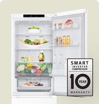 Kjøleskap fylt med fersk mat, med åpen dør og 10-års garantimerke for smart inverterkompressor.