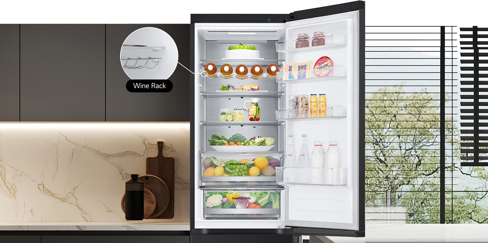 Kjøleskap fylt med fersk mat, med åpen dør som viser vinstativ og foldehyller.