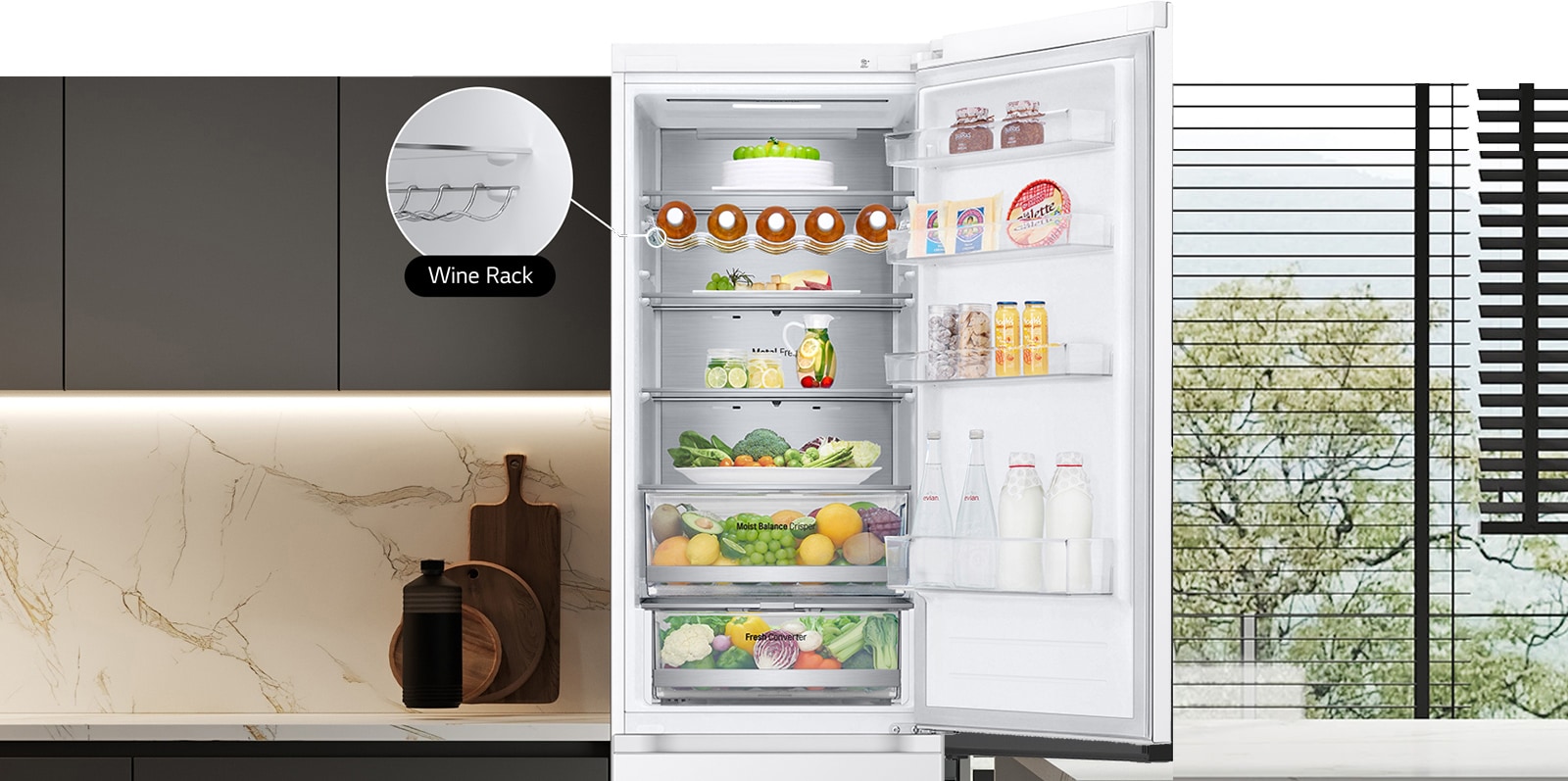 Kjøleskap fylt med fersk mat, med åpen dør som viser vinstativ og foldehyller.