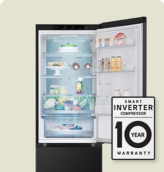 Kjøleskap fylt med fersk mat, med åpen dør og 10-års garantimerke for smart inverterkompressor.