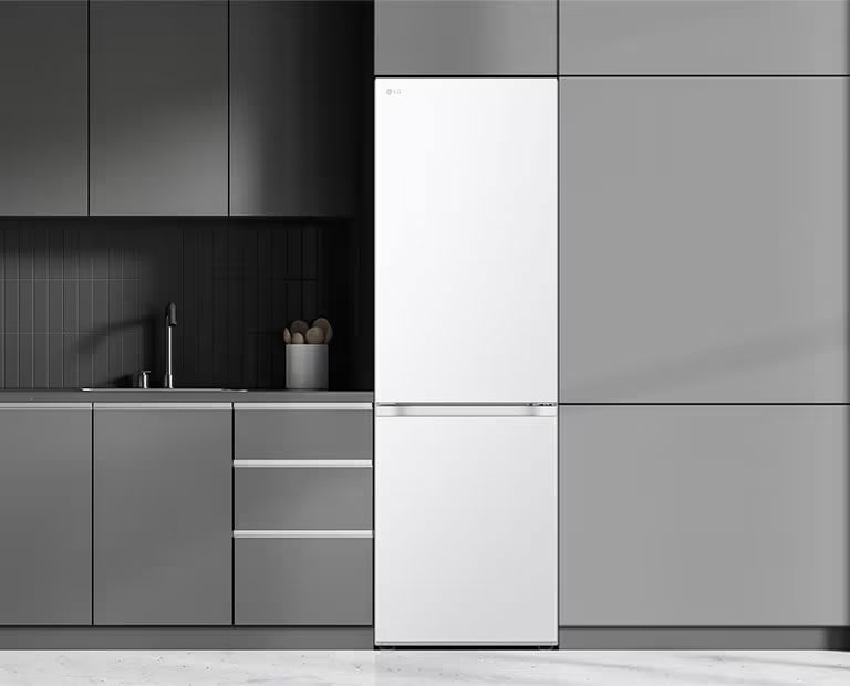 Moderne kjøkken med et kjøleskap som passer inn blant skapene og ser ut som en innebygget modell.