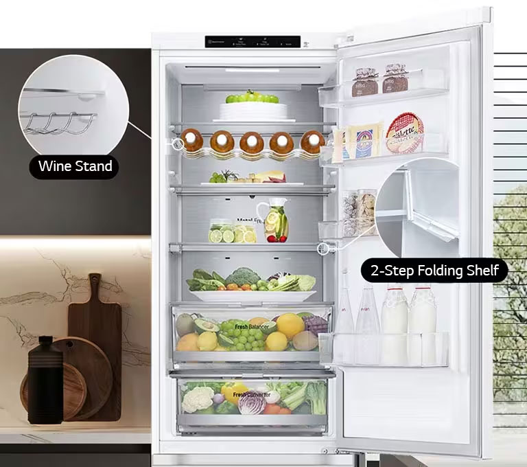 Kjøleskap fylt med fersk mat, med åpen dør som viser vinstativ og foldehyller.