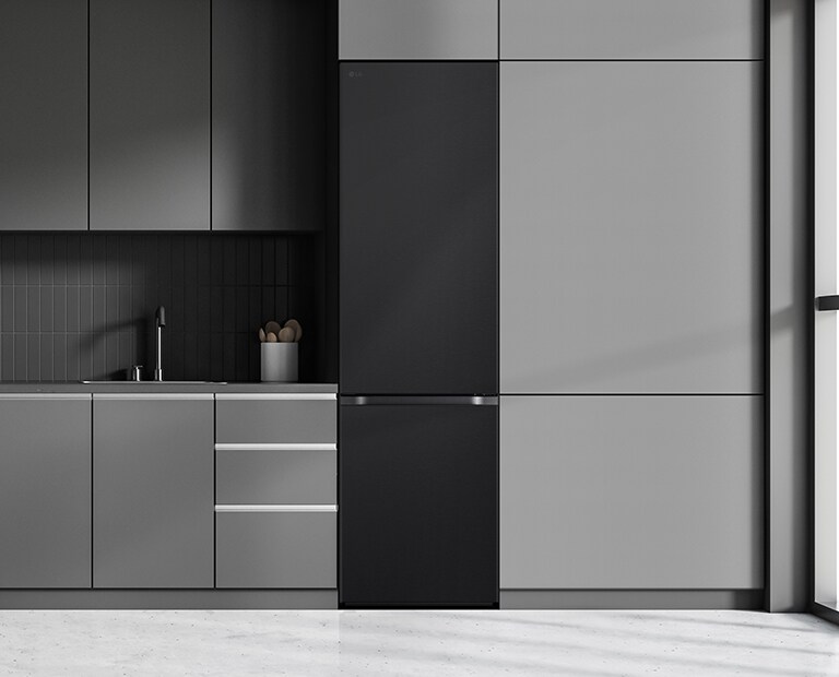 Moderne kjøkken med et kjøleskap som passer inn blant skapene og ser ut som en innebygget modell.