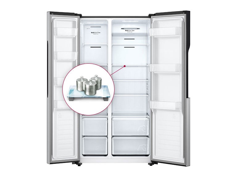 Et bilde som viser hele innsiden av kjøleskapet.