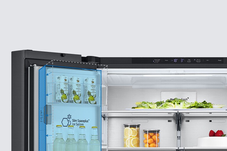 Inne i kjøleskapet er en slank innendørs ismaskin markert i blått og kjøleskapet er fullt av ingredienser