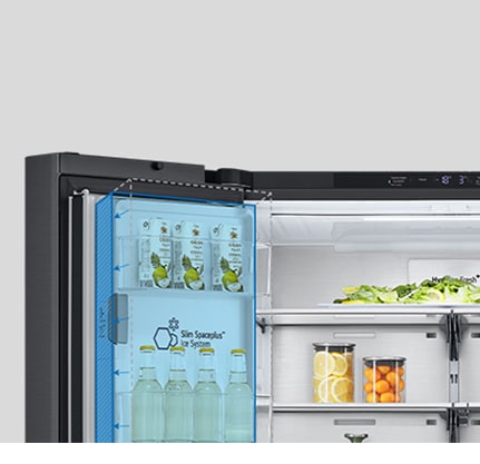 Inne i kjøleskapet er en slank innendørs ismaskin markert i blått og kjøleskapet er fullt av ingredienser