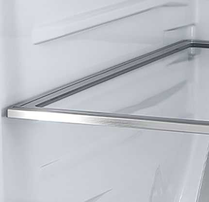 En diagonal visning av hyllen med metallpanel på innsiden av kjøleskapet.