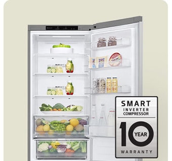 Kjøleskap fylt med fersk mat, med åpen dør og 10-års garantimerke for smart inverterkompressor.