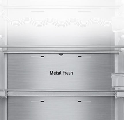 Nærbilde av metall fresh-merket på innsiden av kjøleskapet.