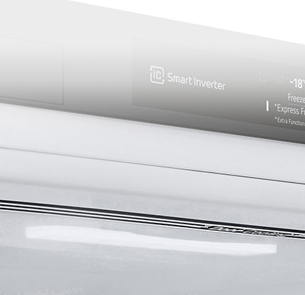 Nærbilde av myk LED-belysning, som effektivt fordeler lyser i hele kjøleskapet.