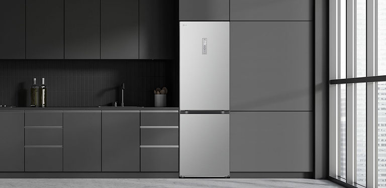 Moderne kjøkken med et kjøleskap som passer inn blant skapene og ser ut som en innebygget modell.