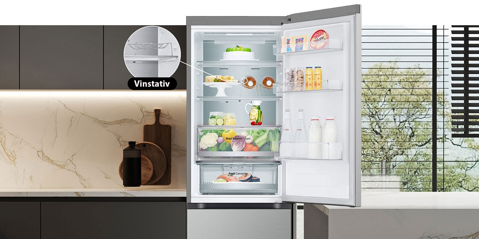 Kjøleskap fylt med fersk mat, med åpen dør som viser vinstativ og foldehyller.