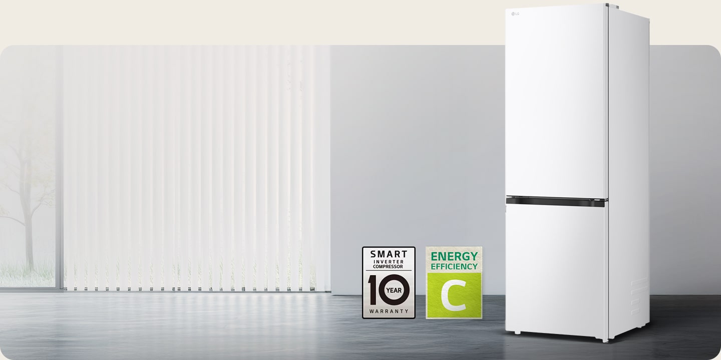 LG bunnfryser (GBBS726CSW) i matt svart sett forfra i et lyst rom med vertikale persienner, med ikoner for 10 års kompressorgaranti og energieffektivitet C nedenfor
