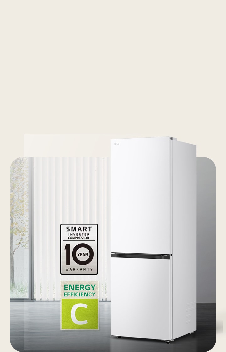 LG bunnfryser (GBBS726CSW) i matt svart sett forfra i et lyst rom med vertikale persienner, med ikoner for 10 års kompressorgaranti og energieffektivitet C nedenfor