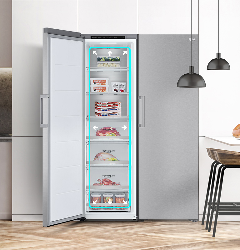 Fryseren vises fra en vinkel hvor den passer sømløst inn med skapene i et moderne kjøkken.