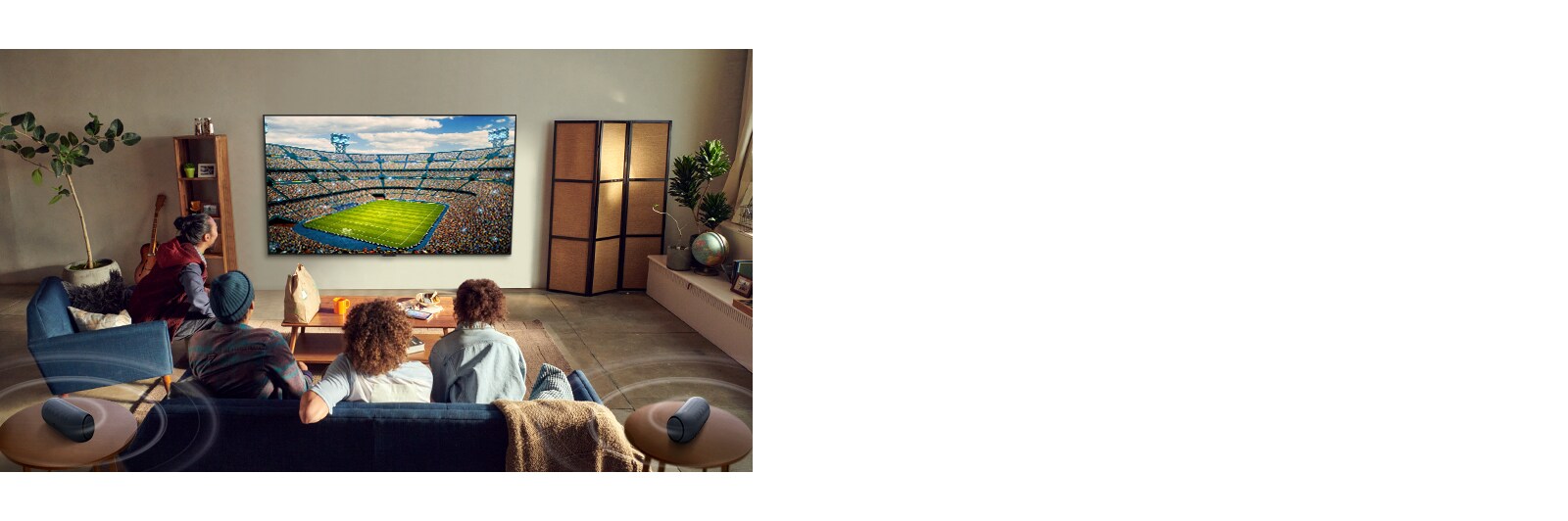 Folk ser på sport på TV i stua med Bluetooth-tilkoblede høyttalere bak