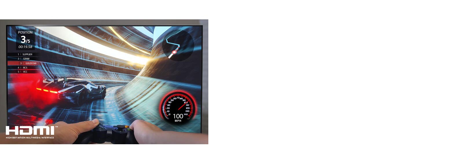 Et nærbilde av en spiller som spiller racerbilspill på en TV-skjerm