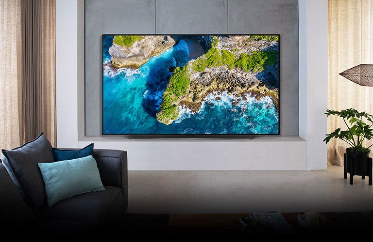 En TV i luksuriøse omgivelser som viser et bilde av naturen i fugleperspektiv