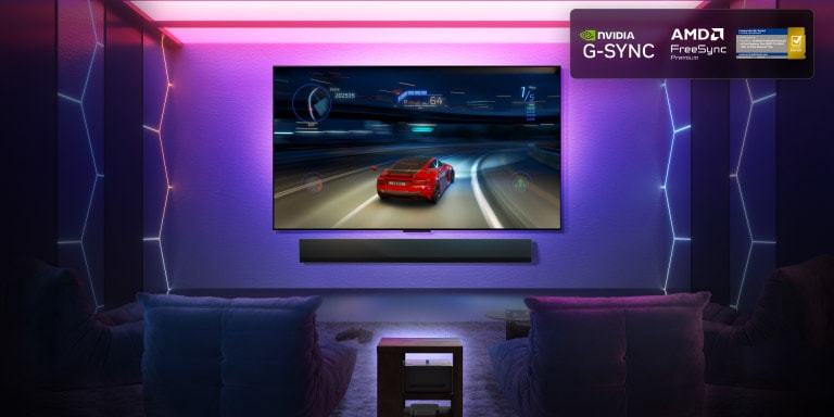 LG OLED M5 TV med et spill som spilles på skjermen, og viser smidig og sømløst spill. Zero Connect Box sees, men passer godt inn i rommet. Nvidia G-Sync-logo, AMD FreeSync Premium-logo og Intertek-sertifisering for 0,1 ms responstid er synlige. Spillsertifiseringer er synlige.