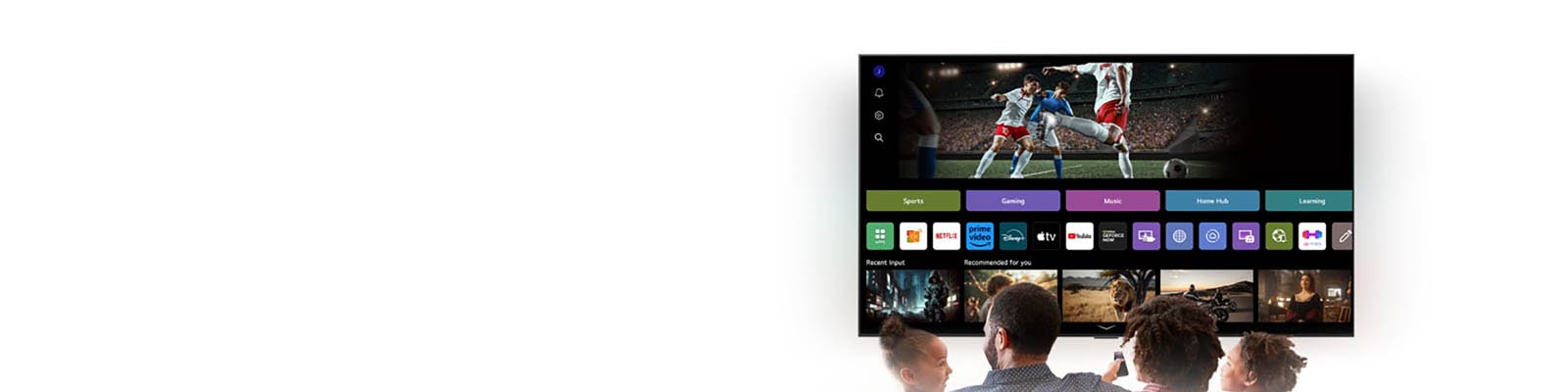 Familie på fire er smalet rundt en LG AI TV. En sirkel dukker opp rundt personen som holder fjerkontrollen, og viser navnet. Dette viser hvordan AI Voice ID gjenkjenner hver brukers stemmesignatur. webOS grensesnittet viser så hvordan AI automatisk skifter konto og anbefaler personlig tilpasset innhold.