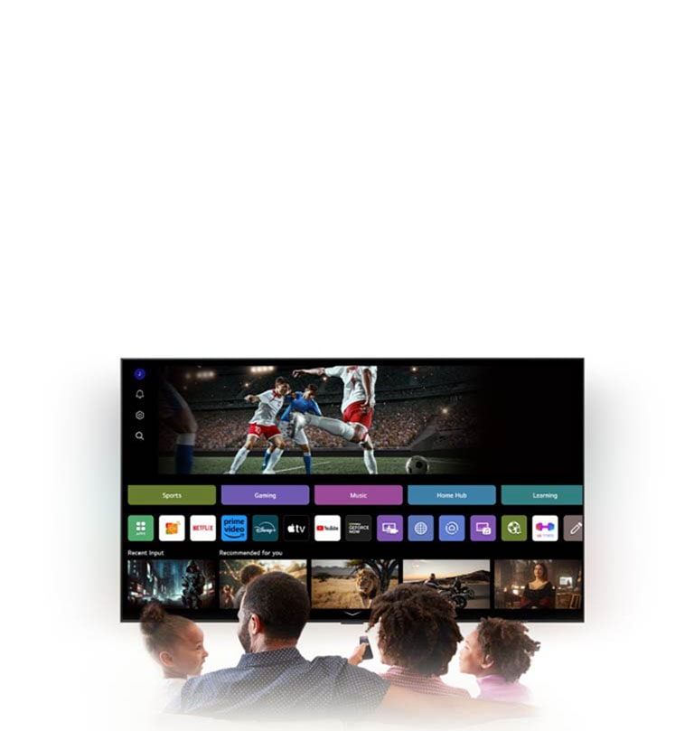 Familie på fire er smalet rundt en LG AI TV. En sirkel dukker opp rundt personen som holder fjerkontrollen, og viser navnet. Dette viser hvordan AI Voice ID gjenkjenner hver brukers stemmesignatur. webOS grensesnittet viser så hvordan AI automatisk skifter konto og anbefaler personlig tilpasset innhold.