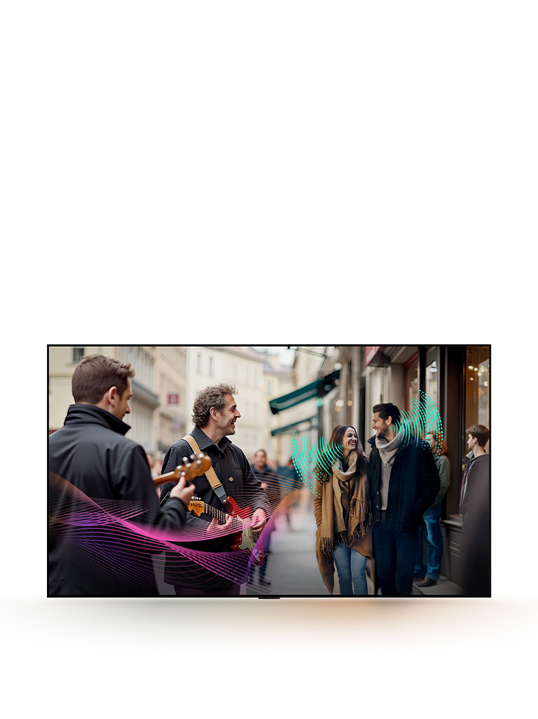 En trafikkert gate fylt med mennesker. Et par går og snakker. Et par gateartister spiller gitar. Abstrakte lydbølger strømmer fra gitarspillerne og paret, og illustrerer hvordan hver lyddetalj høres klart med AI Object Remastering.