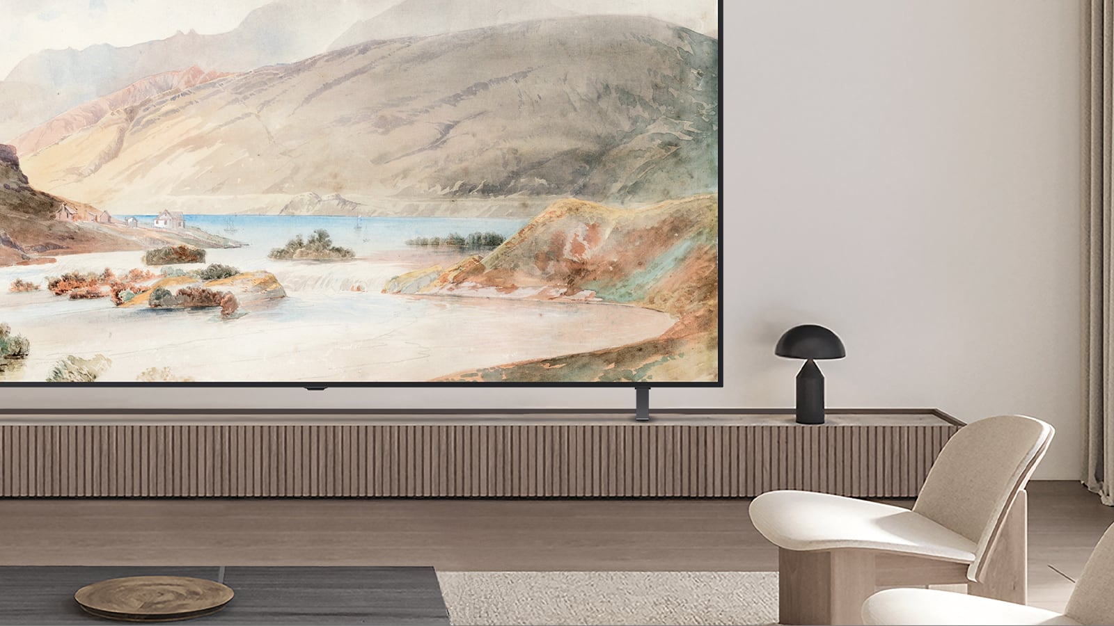 Nærbilde av et hjørne med en LG OLED TV i en stue. Den står på et stativ og det vises hvordan den slanke silhuetten passer bra til interiøret. 