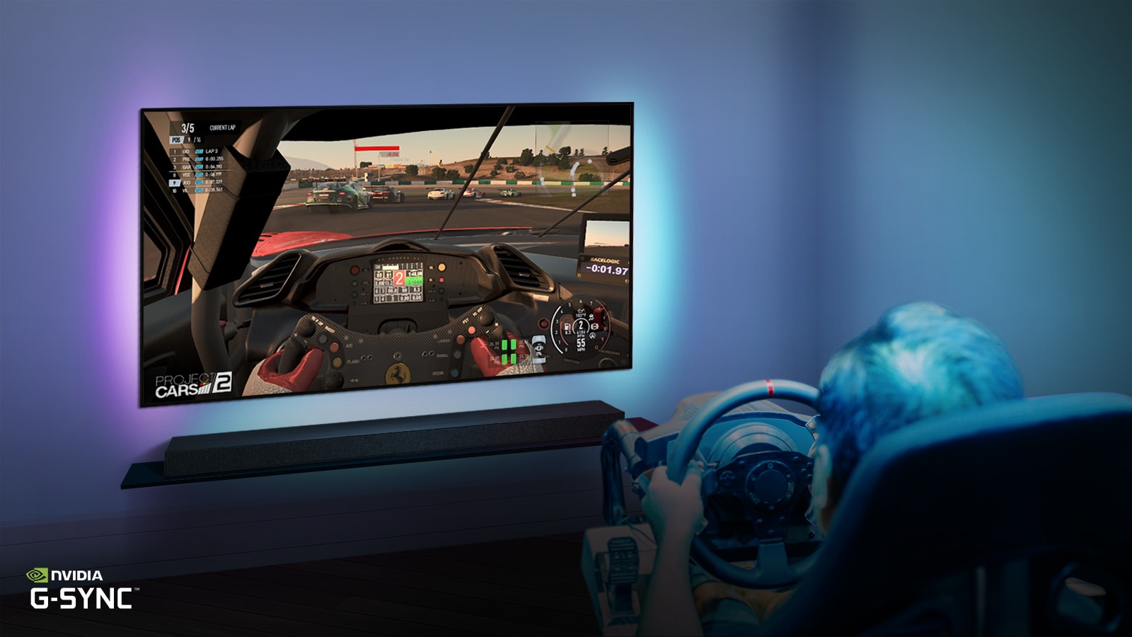 Kvinne som sitter i en sofa og holder på en joystick mens hun spiller et spill på en TV-skjerm