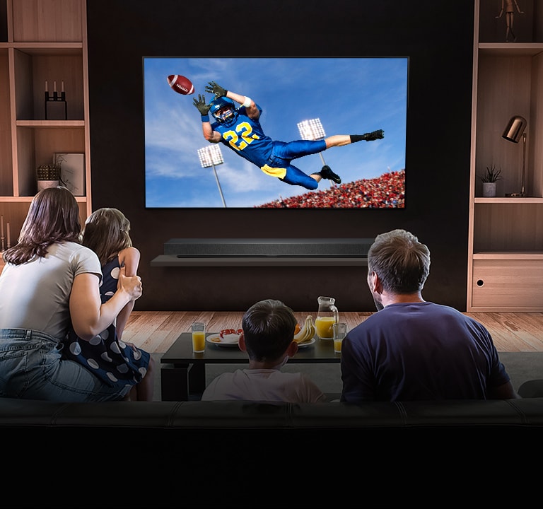 Folk ser på en Tottenham-kamp på TV-en i stua