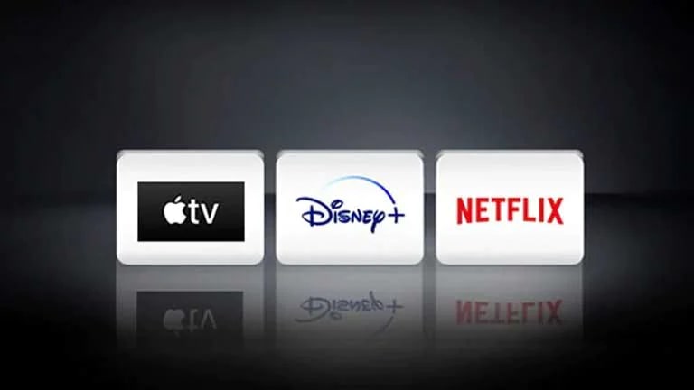 Apple TV-logoen, Disney+-logoen og Netflix-logoen er ordnet vannrett mot den svarte bakgrunnen.