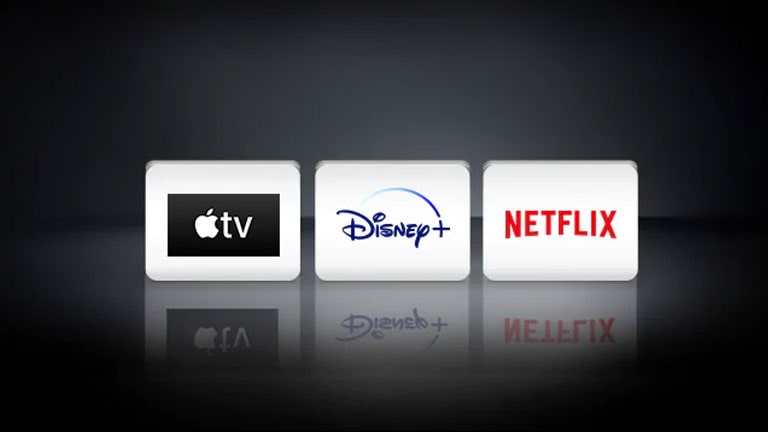 Apple TV-logoen, Disney+-logoen og Netflix-logoen er ordnet vannrett mot den svarte bakgrunnen.