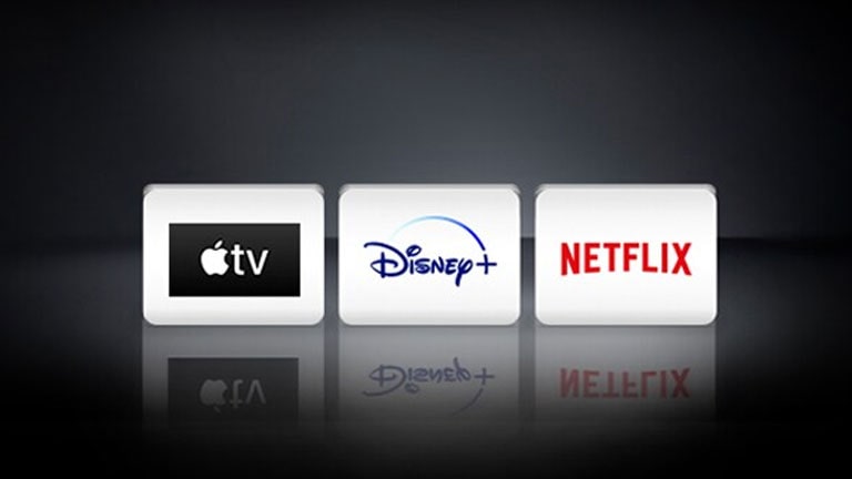 Apple TV-logoen, Disney+-logoen og Netflix-logoen er ordnet vannrett mot den svarte bakgrunnen.