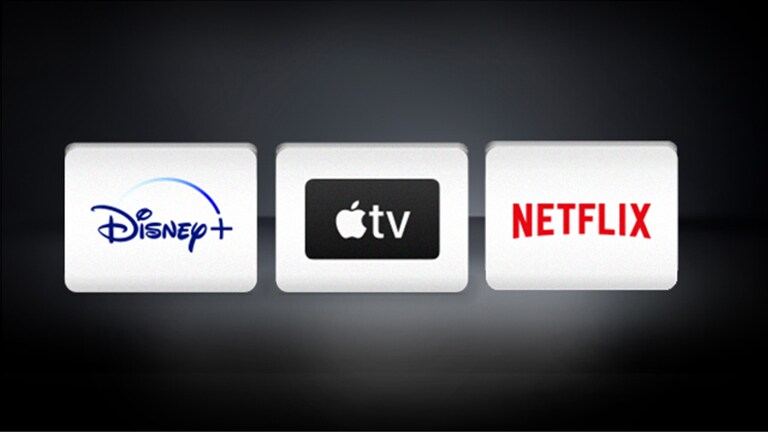 Netflix-logoen, Disney+-logoen og Apple TV-logo er ordnet vannrett i den svarte bakgrunnen.