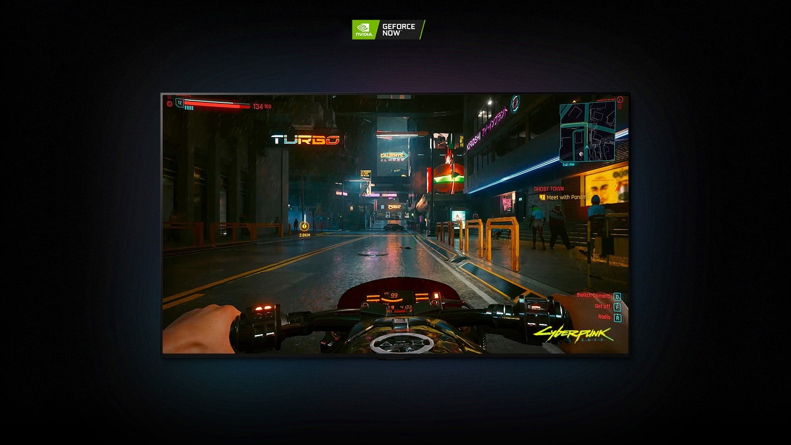 I en scene fra Cyberpunk 2077 som vises på en LG OLED-skjerm, kjører spilleren på en motorsykkel langs en neonbelyst gate.