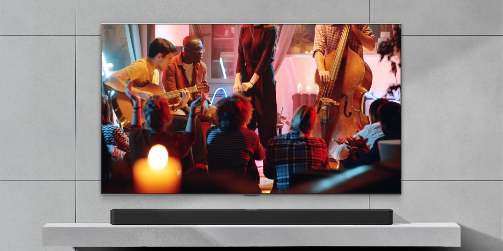 En koselig konsert i en stue spilles på skjermen. WOW Interface-menyen vises som et overlegg, og brukeren navigerer til lydplankeinnstillinger med Magic Remote. 