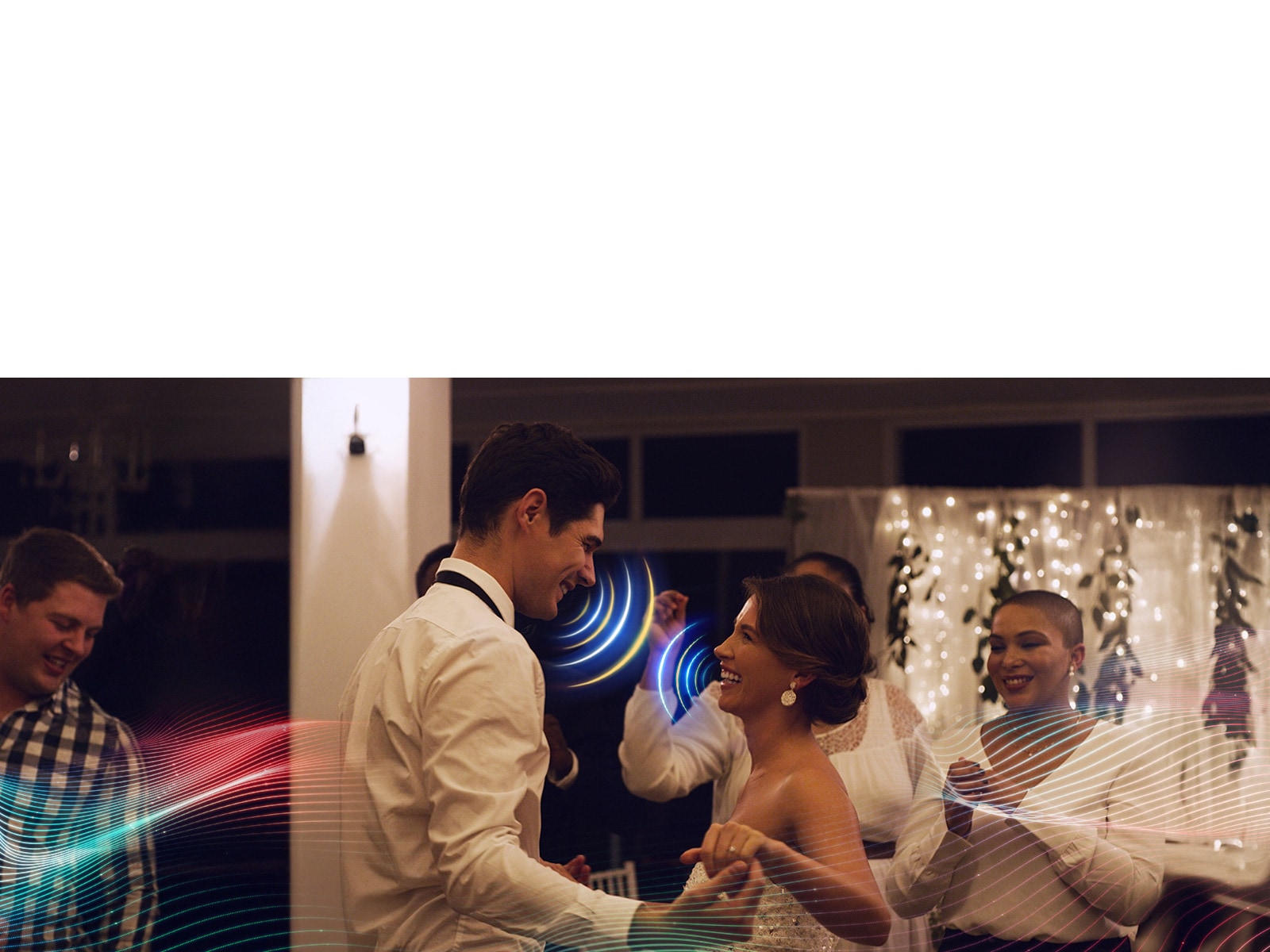 LG OLED AI B6E med AI Object Remastering Pro viser et par som danser på en livlig innendørsfest, og forbedrer stemmer og viktige lyder blant musikk og støy fra publikum for klarere og mer oppslukende lyd.