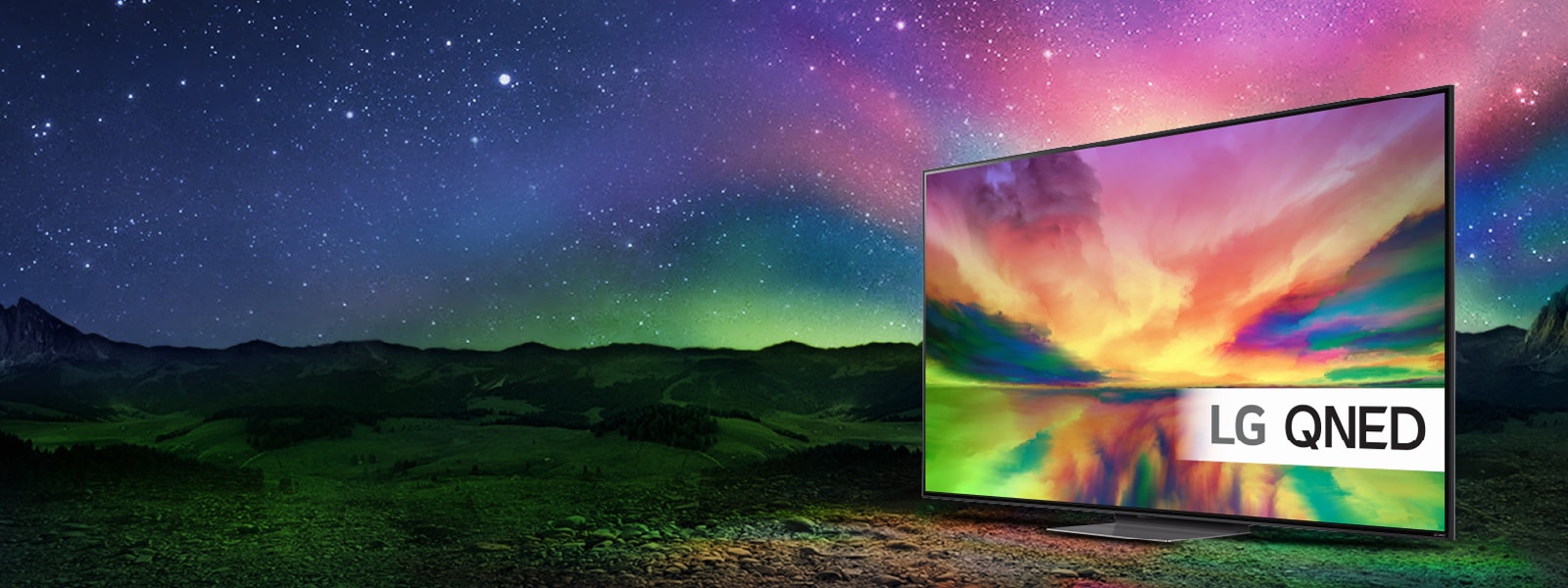 En TV står i et svart rom. Fargepulver eksploderer i TV-skjermen. 