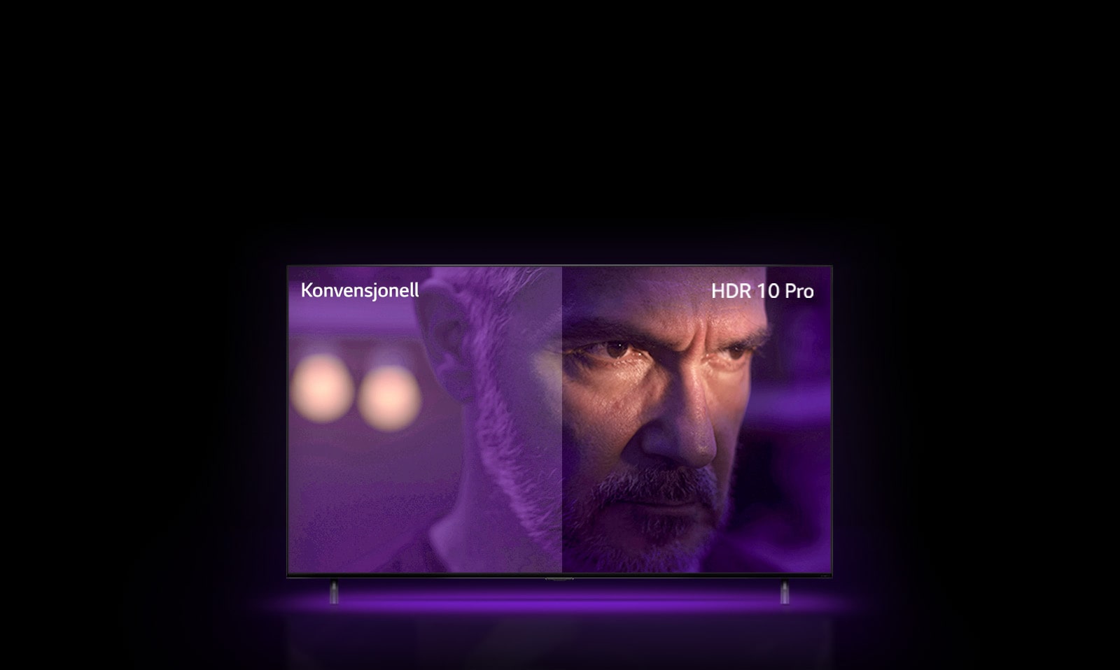 En mann står utendørs og ser sint ut. Bildet er delt i to deler. På skjermens venstre halvdel er fargene mindre tydelige og blasse. På høyre halvdel er bildet mer levende og fargerikt. Oppe i høyre hjørne står det “konvensjonell”, og i høyre hjørne står det “HDR 10 PRO”.
