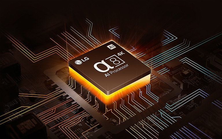 LGs alpha 8 AI Processor 4K med oransje lys under og fargerike kretskortlinjer som forgrener seg fra AI-prosessoren.