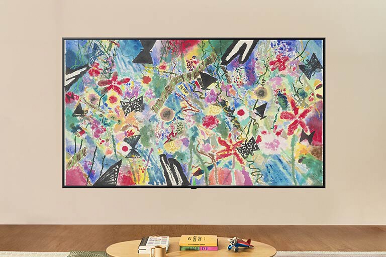 I et lyst, godt opplyst rom viser LG TV-skjermen et like lyst kunstverk som demonstrerer hvordan lysstyrken optimaliseres for visning under alle lysforhold.