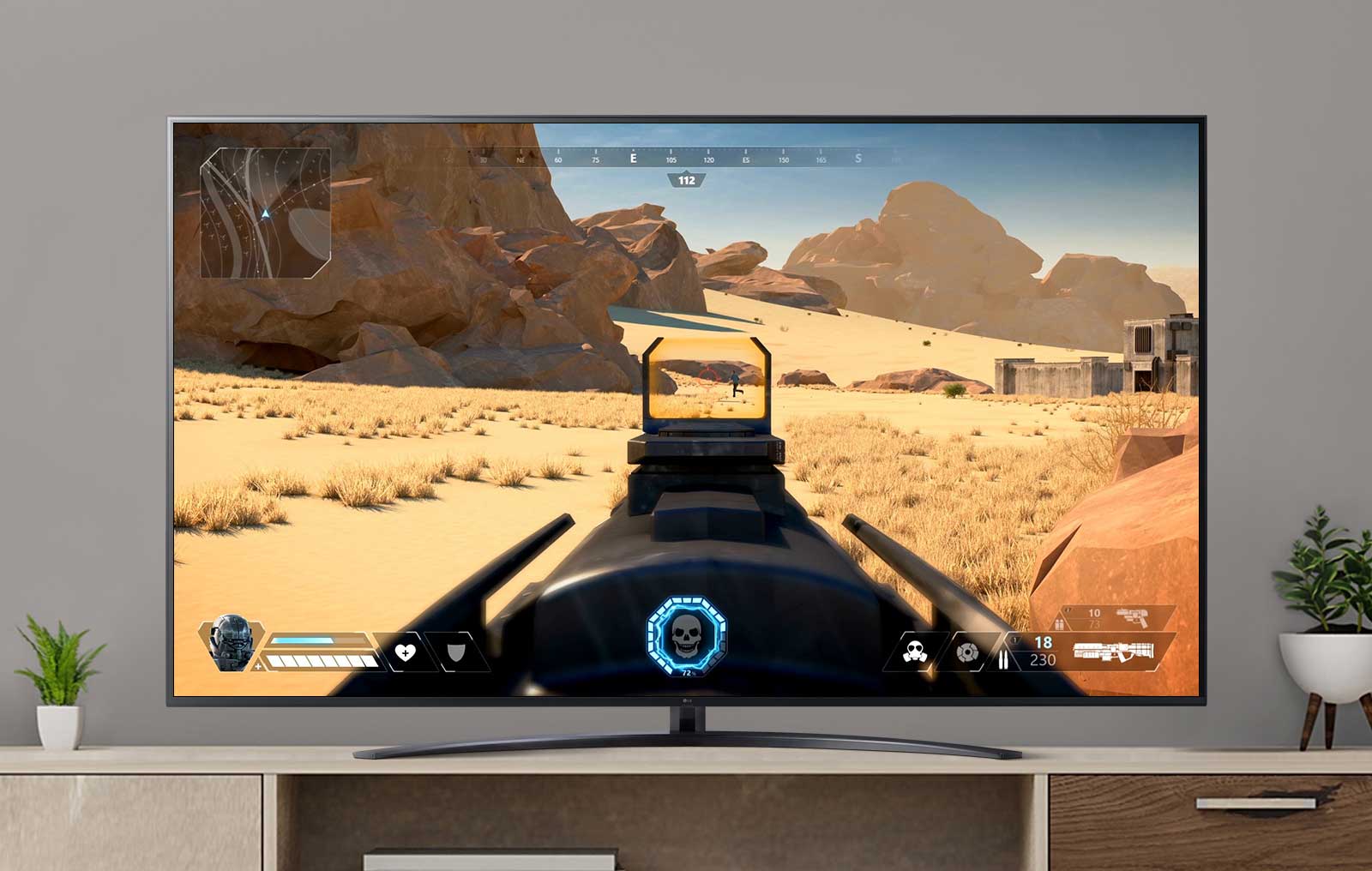 En TV-skjerm som spiller en video av et FPS-spill der en fiende skytes med våpen (spill av video)