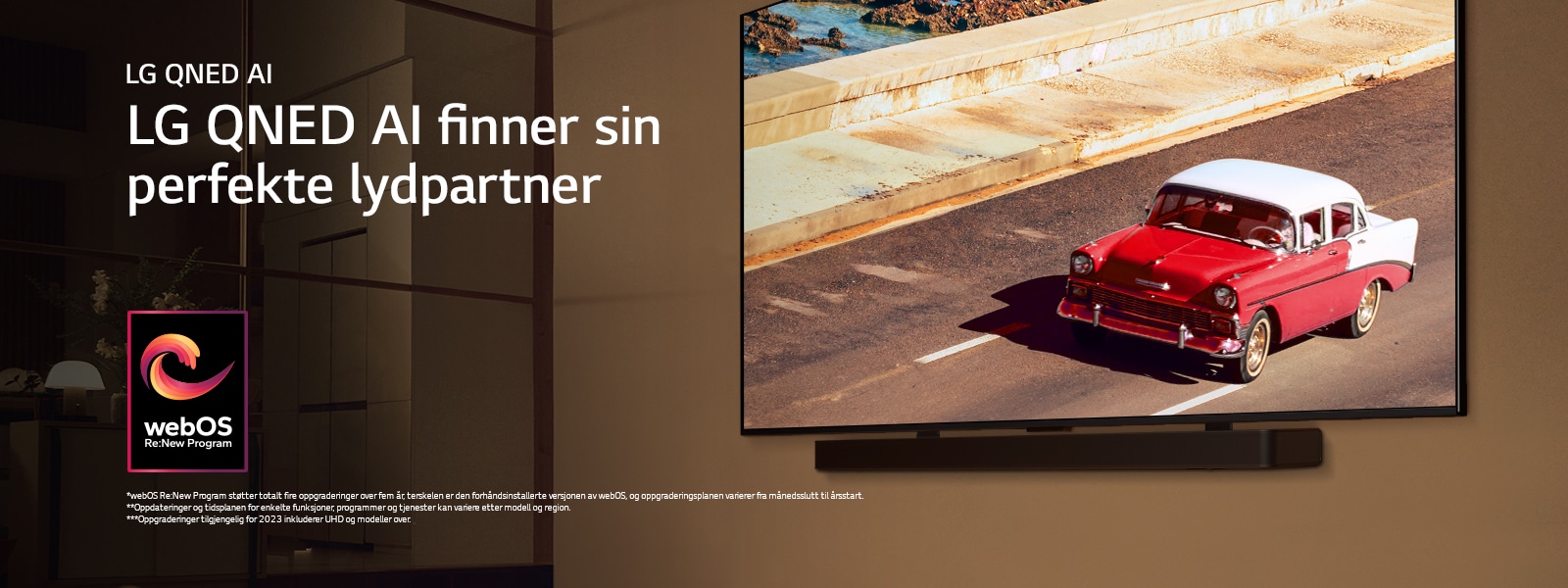 LG QNED TV og Soundbar montert på en vegg i et mykt opplyst rom. På TV-en vises et rødt kjøretøy på veien. Logoen «webOS Re: New Program» er i bildet. En ansvarsfraskrivelse sier: «webOS Re:New Program støtter totalt fire oppgraderinger over fem år, terskelen er den forhåndsinstallerte versjonen av webOS, og oppgraderingsplanen varierer fra månedsslutt til årsstart.» «Oppdateringer og tidsplanen for enkelte funksjoner, programmer og tjenester kan variere etter modell og region.»