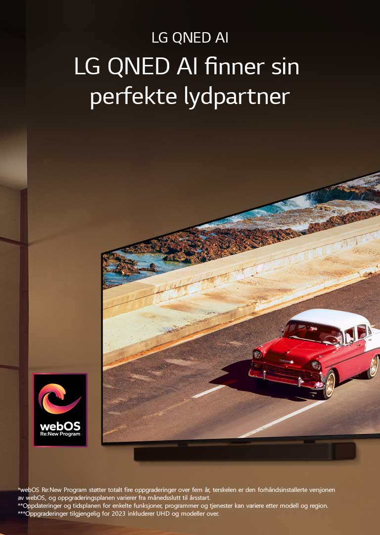 LG QNED TV og Soundbar montert på en vegg i et mykt opplyst rom. På TV-en vises et rødt kjøretøy på veien. Logoen «webOS Re: New Program» er i bildet. En ansvarsfraskrivelse sier: «webOS Re:New Program støtter totalt fire oppgraderinger over fem år, terskelen er den forhåndsinstallerte versjonen av webOS, og oppgraderingsplanen varierer fra månedsslutt til årsstart.» «Oppdateringer og tidsplanen for enkelte funksjoner, programmer og tjenester kan variere etter modell og region.»